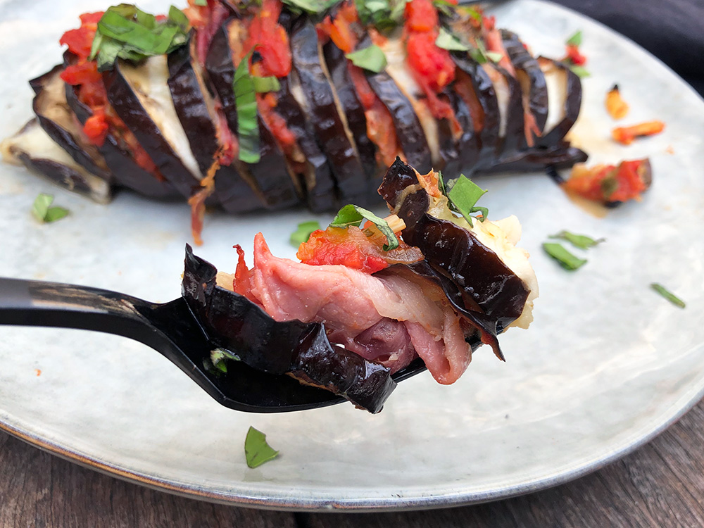 Bakt aubergine med mozzarella, spekeskinke og tomat