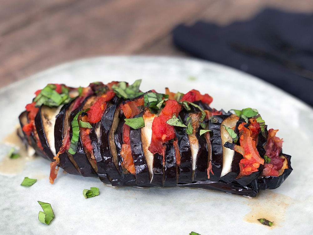 Bakt aubergine med mozzarella, spekeskinke og tomat