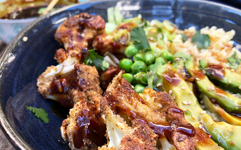 Lunsjbolle med crispy blomkål, grønne saker og teryakisaus