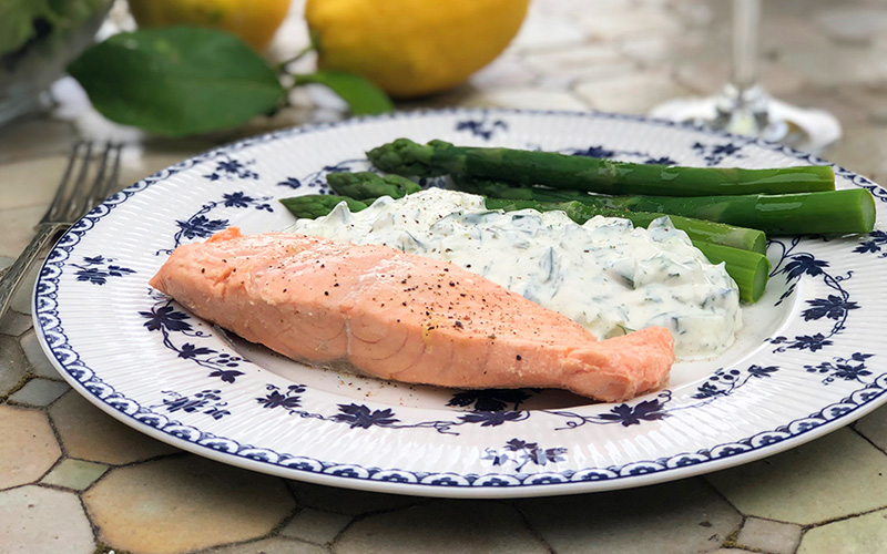 Laks trukket i hvitvin og dill med kremet dip