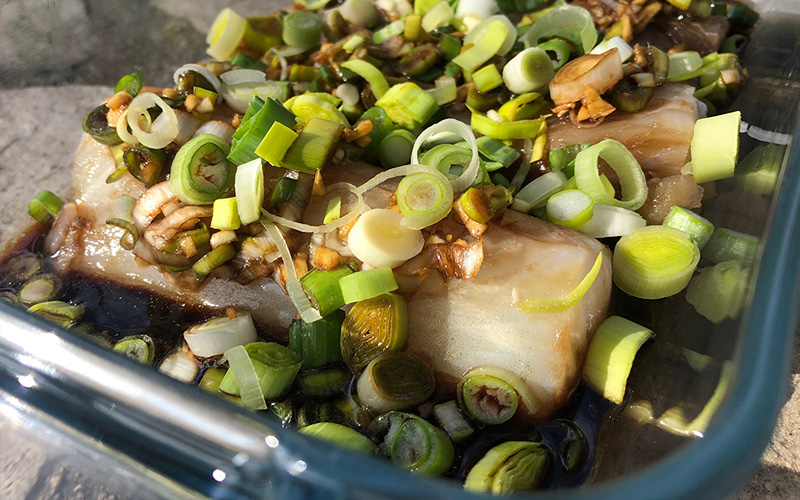 Lett fiskemiddag med vårløk og soyasaus