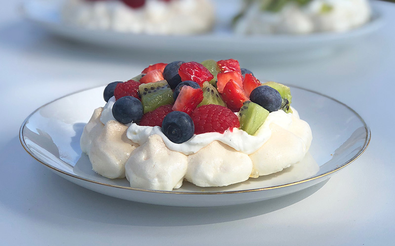 Min(i) pavlova med vaniljekrem og friske bær