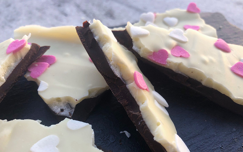 Sjokoladebark med chili, havsalt og pistasjenøtter