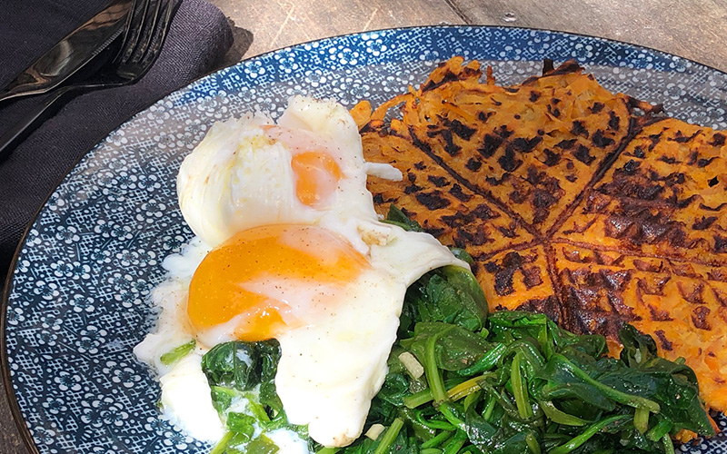 Søtpotetvaffel med surret spinat og posjert egg