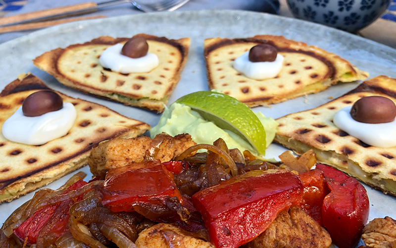 Vaffelquesedilla med spicy kylling og paprika