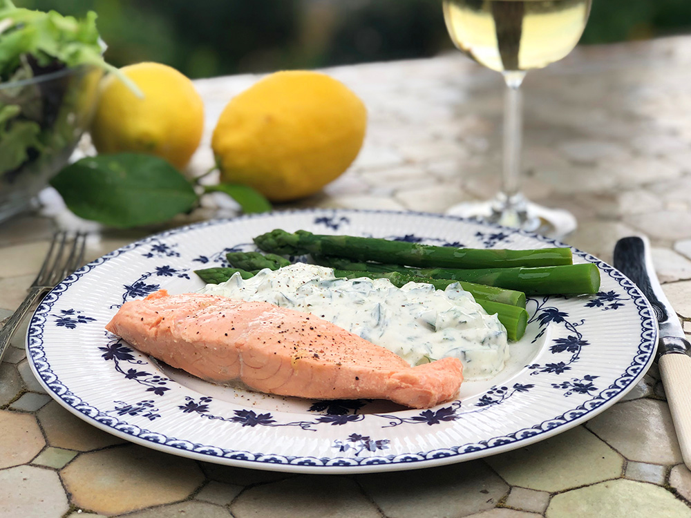 Laks trukket i hvitvin og dill med kremet dip