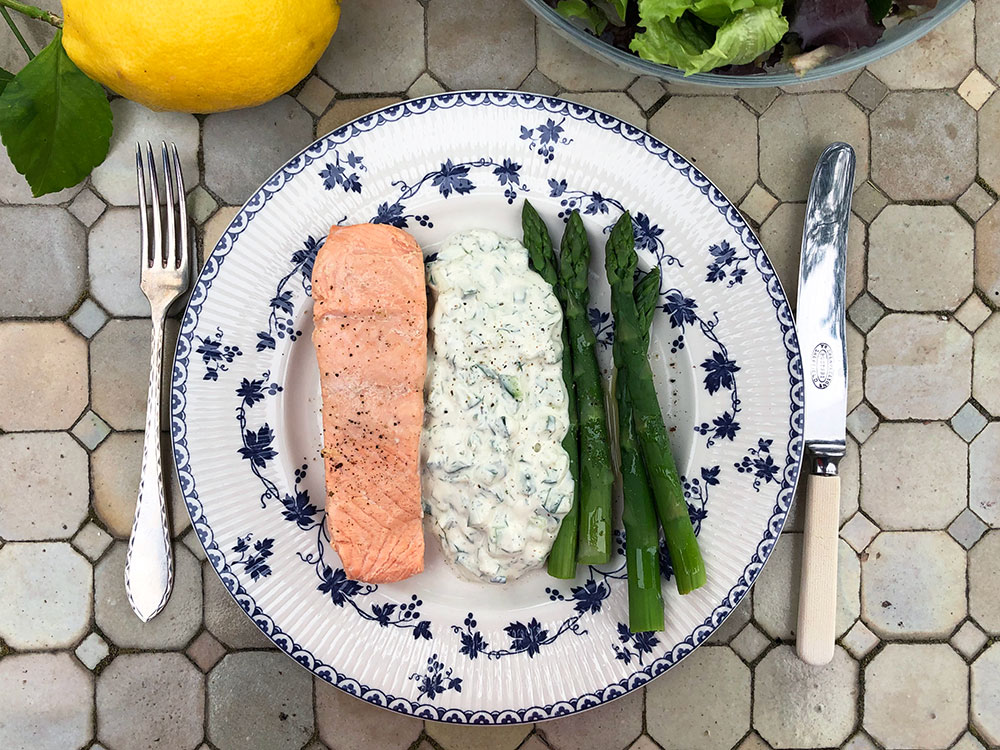 Laks trukket i hvitvin og dill med kremet dip