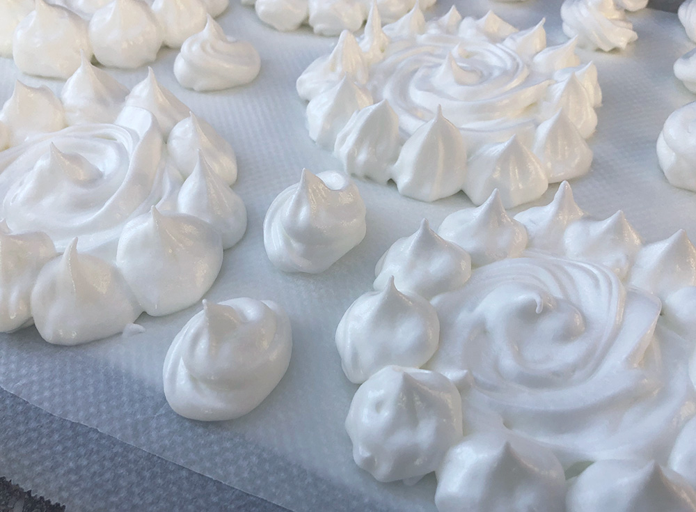 Min(i) pavlova med vaniljekrem og friske bær