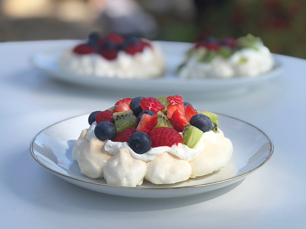 Min(i) pavlova med vaniljekrem og friske bær