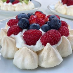 Min(i) pavlova med vaniljekrem og friske bær