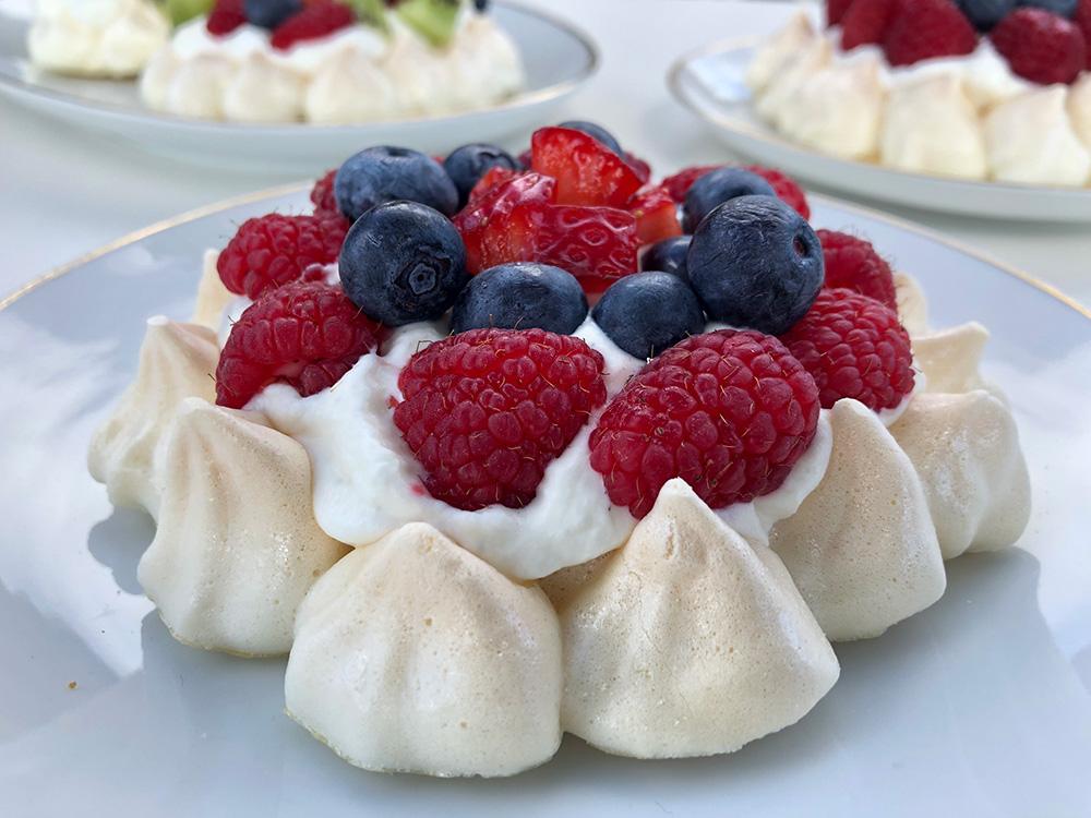 Min(i) pavlova med vaniljekrem og friske bær