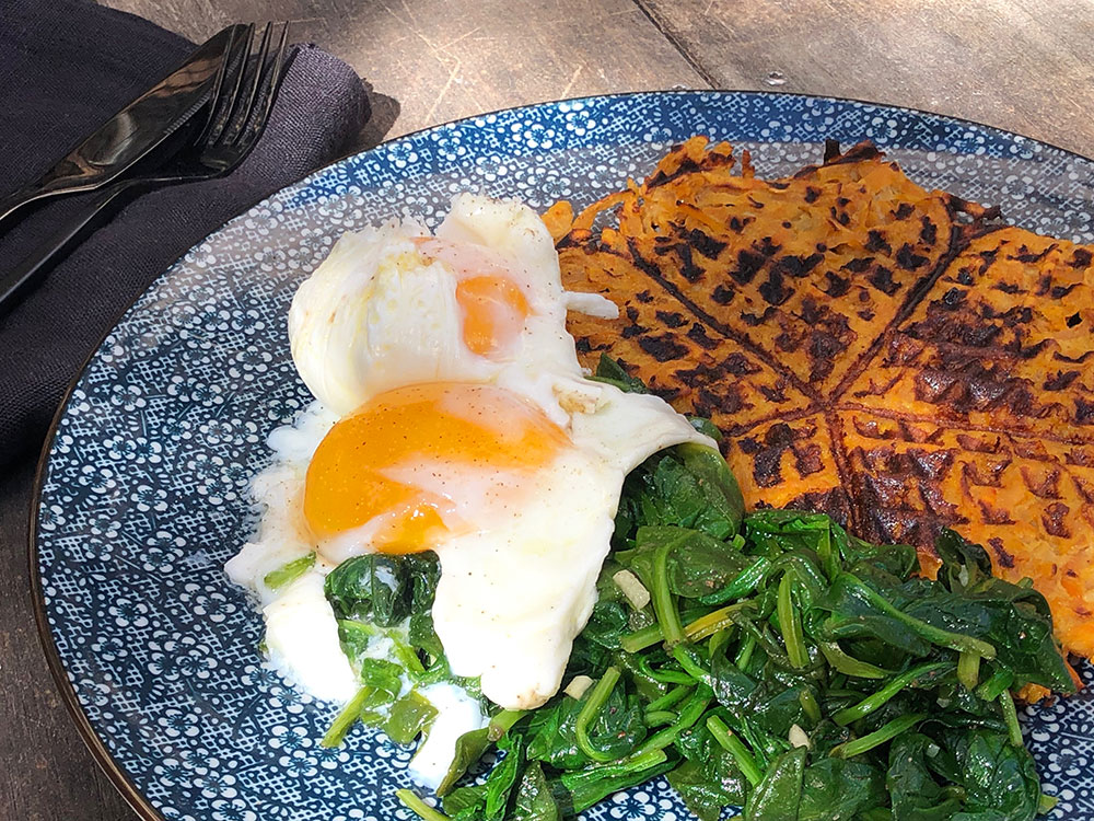 Søtpotetvaffel med surret spinat og posjert egg