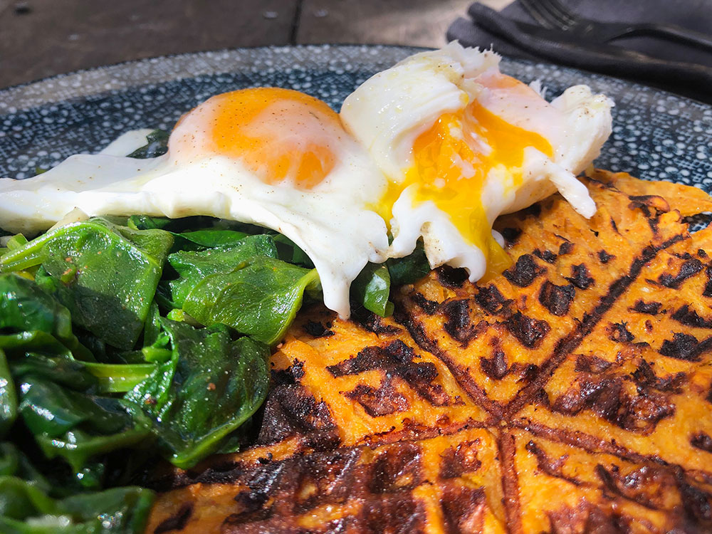 Søtpotetvaffel med surret spinat og posjert egg