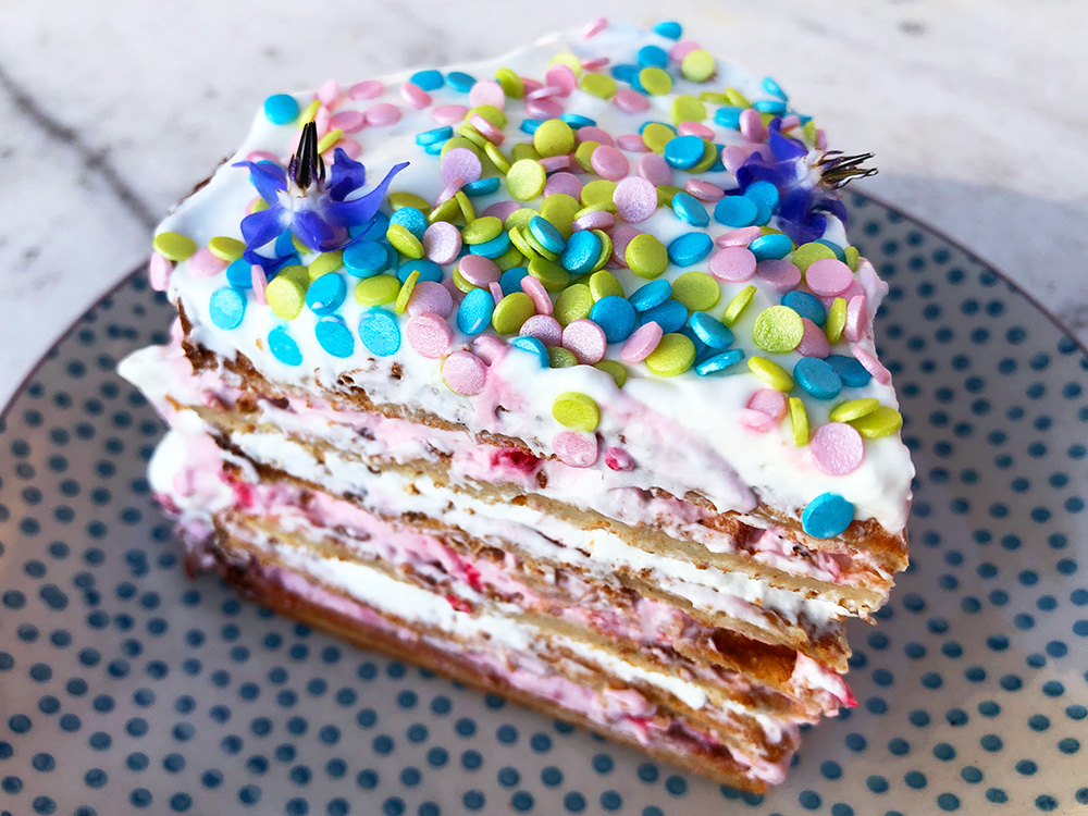 Vaffelkake med bringebær- og vaniljekrem