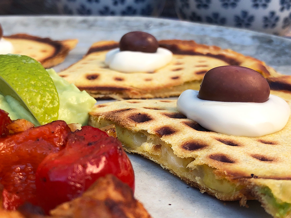 Vaffelquesedilla med spicy kylling og paprika