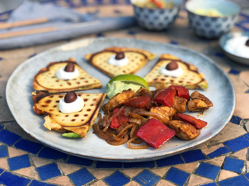 Vaffelquesedilla med spicy kylling og paprika