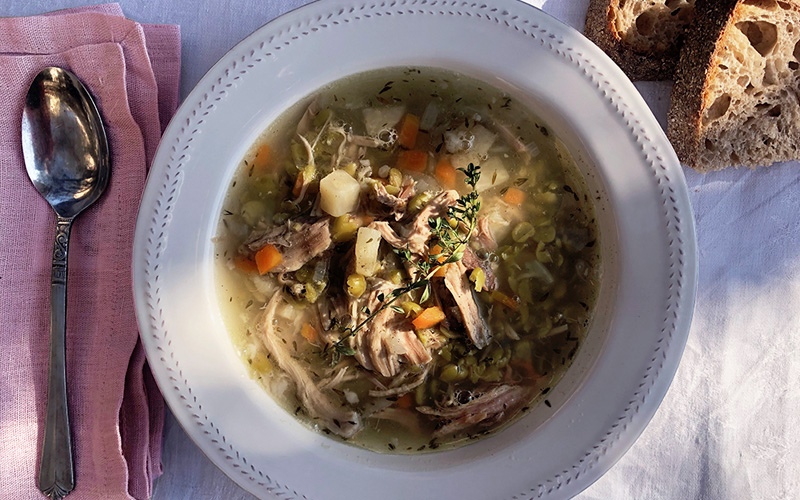 Kraftsuppe av svineknoke og grønnsaker