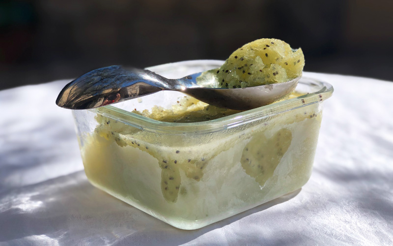 Hjemmelaget og frisk sorbet av kiwi