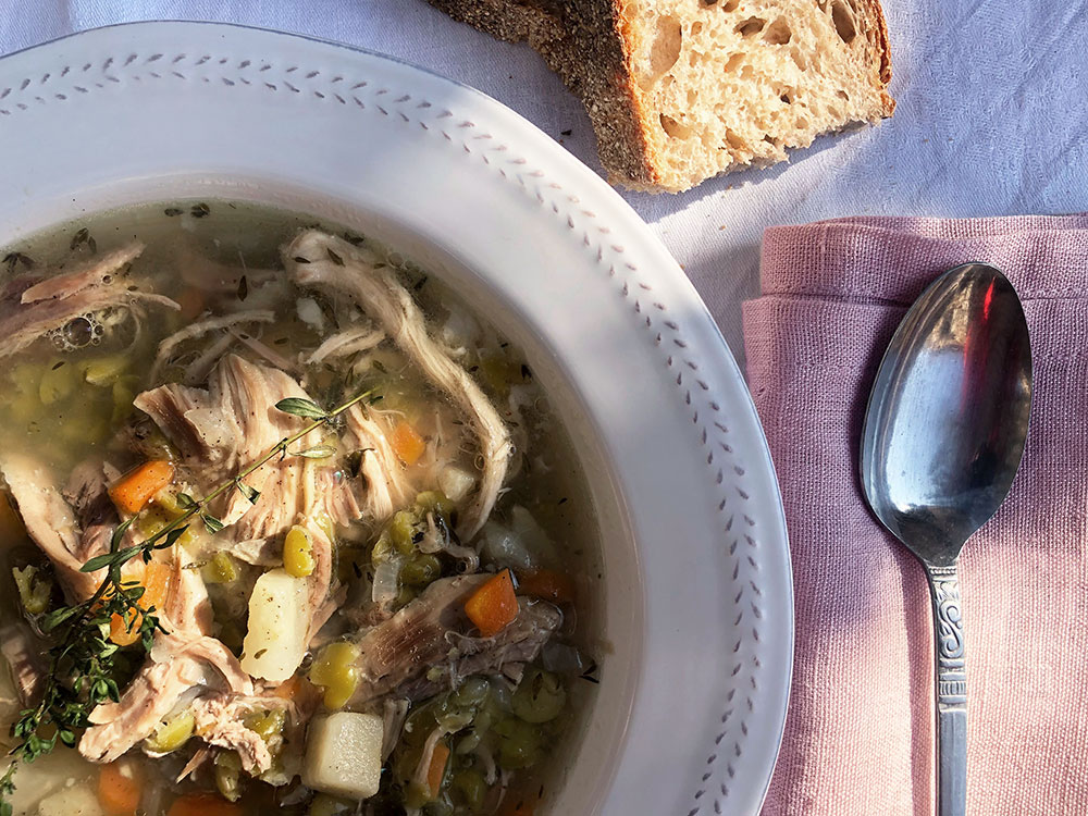 Kraftsuppe av svineknoke og grønnsaker