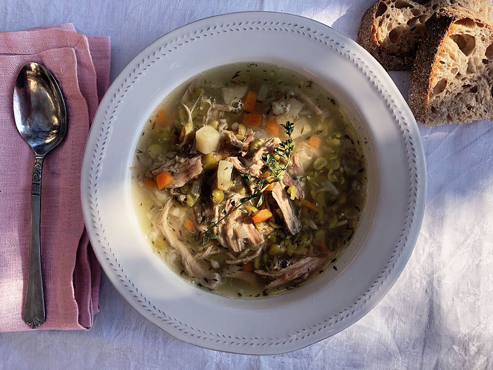 Kraftsuppe av svineknoke og grønnsaker