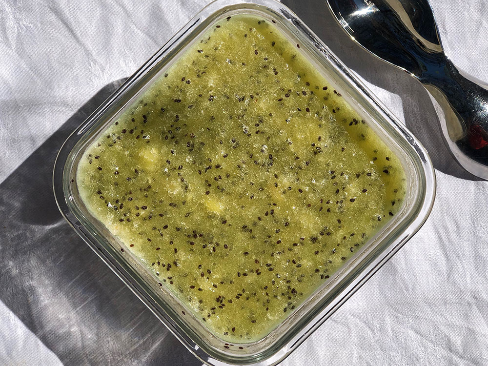 Hjemmelaget og frisk sorbet av kiwi