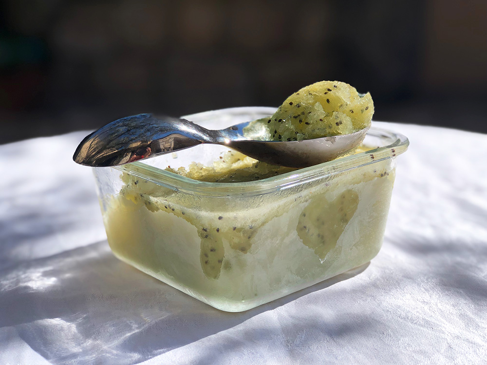 Hjemmelaget og frisk sorbet av kiwi