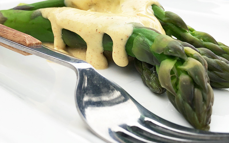 Lettkokt asparges med lett hollandaise