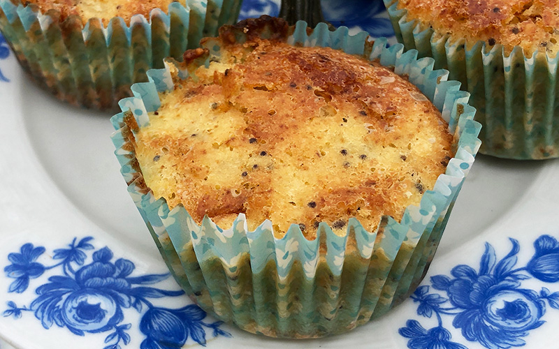 Muffins med kiwi og valmuefrø