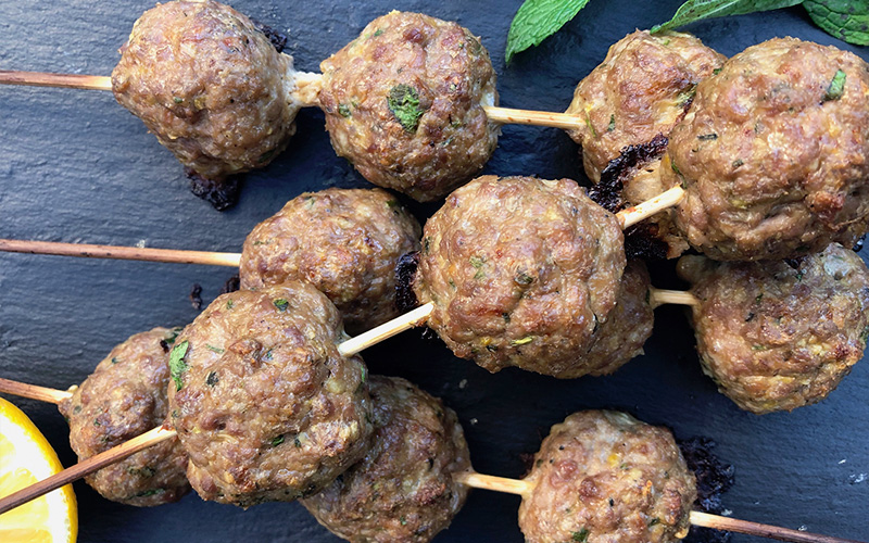 Livlige lammeboller på spyd