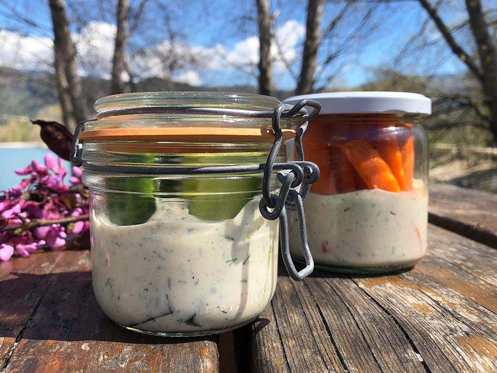 Grønnsaker i lett dill og hvitløksdip