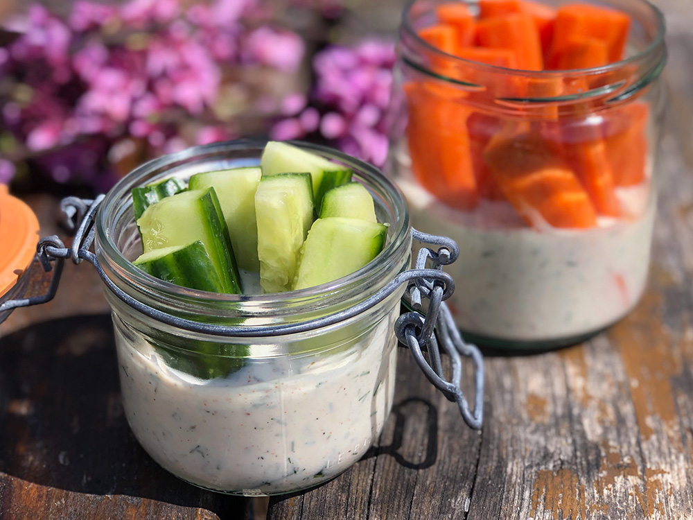 Grønnsaker i lett dill og hvitløksdip