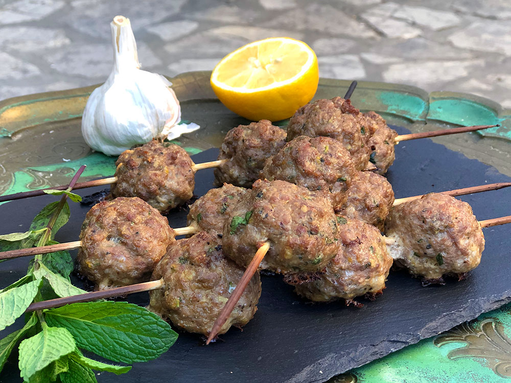Livlige lammeboller på spyd