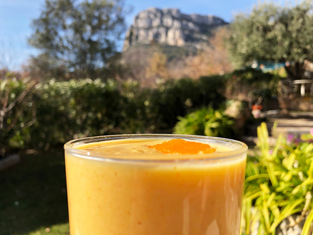 Solgul smoothie med et stort smil