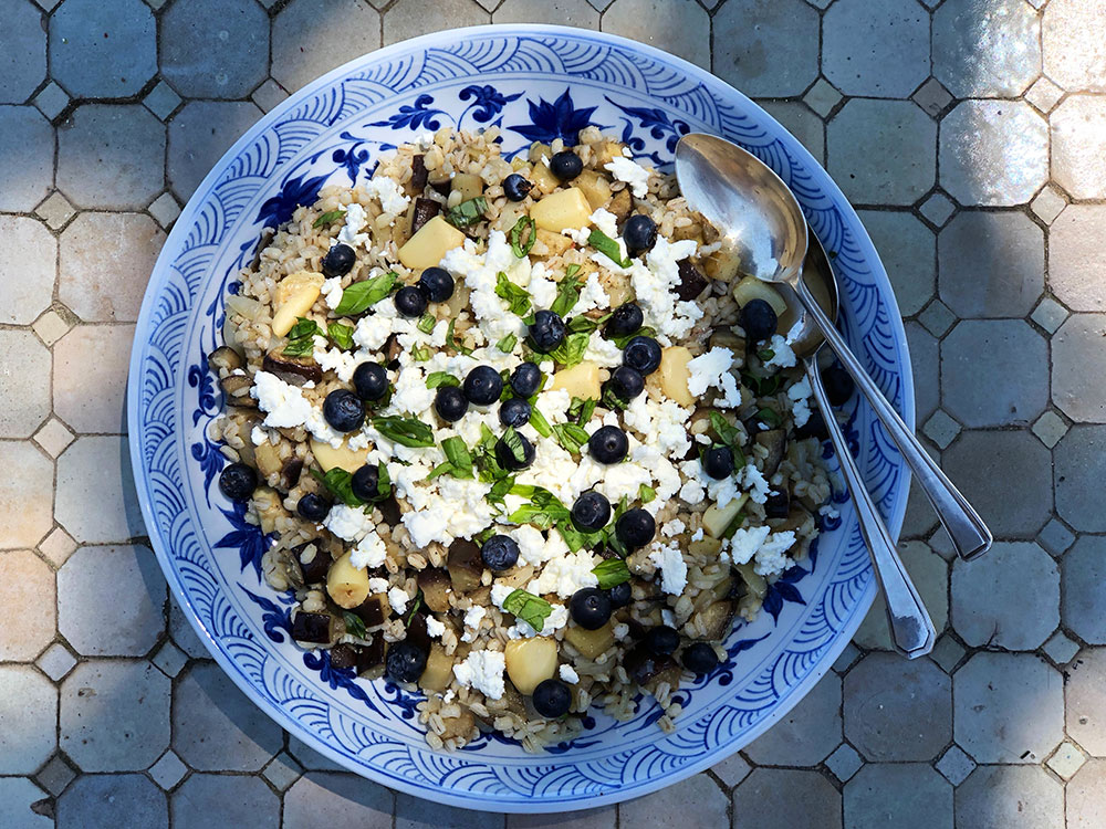 Byggrynsalat med aubergine, feta og blåbær