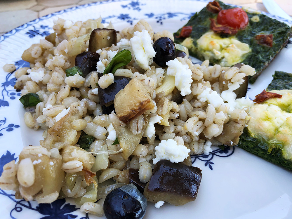 Byggrynsalat med aubergine, feta og blåbær