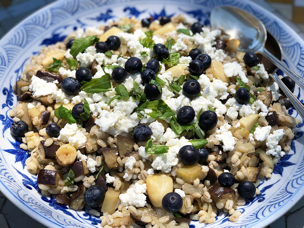 Byggrynsalat med aubergine, feta og blåbær
