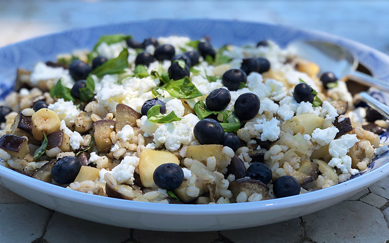 Byggrynsalat med aubergine, feta og blåbær