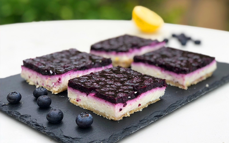 Lett og helt rå ostekake toppet med blåbær