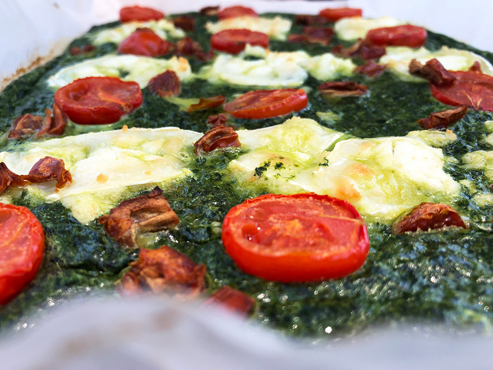 Lett quiche uten bunn med spinat, chevre og tomater