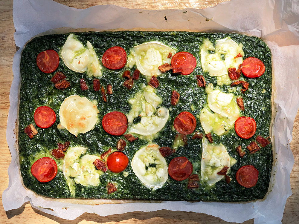 Lett quiche uten bunn med spinat, chevre og tomater