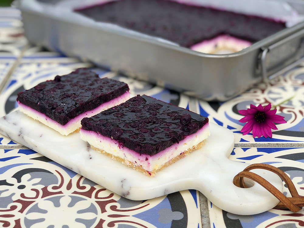 Lett og helt rå ostekake toppet med blåbær