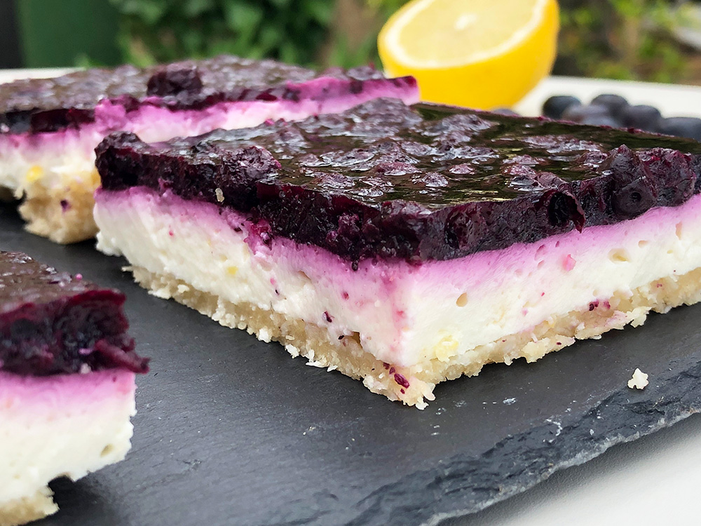 Lett og helt rå ostekake toppet med blåbær