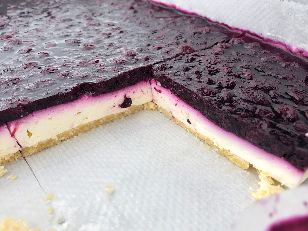 Lett og helt rå ostekake toppet med blåbær