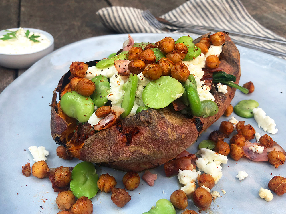 Bakt søtpotet med spinat, feta og kikerter