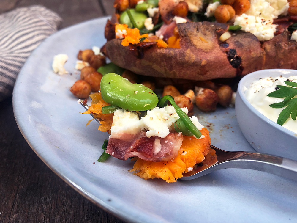 Bakt søtpotet med spinat, feta og kikerter