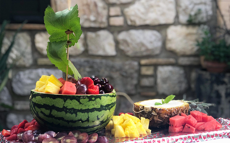 Frisk fruktbåt med vaniljedip