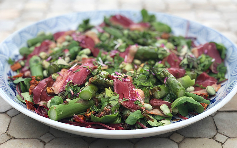Sommersalat med røkt andebryst og asparges
