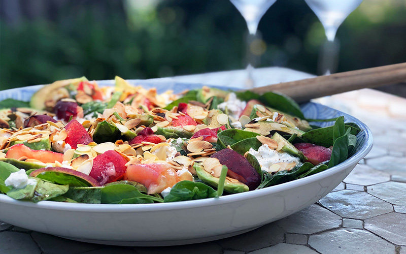 Frisk middagssalat med fersken, spinat og cottage cheese
