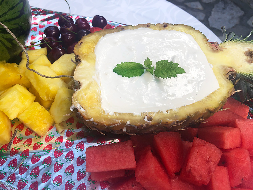 Frisk fruktbåt med vaniljedip