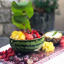 Frisk fruktbåt med vaniljedip